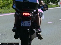 Motocyklista bez ochranného odevu šiel vyše 120 km/h Motocyklista bez ochranného odevu šiel vyše 120 km/h