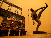 Oranžová obloha z rozsiahlych požiarov nad Oracle Park v San Franciscu.