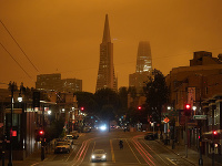 Transamerica Pyramid a Salesforce Tower sú pokryté dymom z požiarov v San Franciscu.