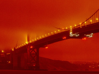 Golden Gate Bridge v San Franciscu zahalený do oranžovej farby.
