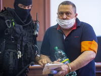 Na snímke obvinený starosta obce Dolný Chotár František D. v sprievode ZVJS prichádza na hlavné pojednávanie. Na snímke obvinený starosta obce Dolný Chotár František D. v sprievode ZVJS prichádza na hlavné pojednávanie.