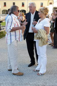Fotograf Karol Kállay (vľavo) v družnej debate s hercom Jurajom Kukurom.
