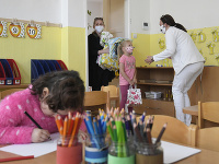 V pondelok 1. júna 2020 sa do materských škôl vrátili deti za prísnych hygienických opatrení. V pondelok 1. júna 2020 sa do materských škôl vrátili deti za prísnych hygienických opatrení.