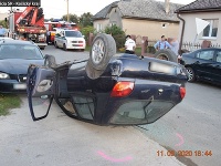 Opitý muž prevrátil svoje auto a zdemoloval ďalšie tri. Opitý muž prevrátil svoje auto a zdemoloval ďalšie tri.
