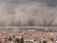 Mohutná prachová vlna sa valí mestom.