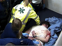 Na videozábere z policajnej kamery lekárka kontroluje Slováka Jozefa Chovanca Na videozábere z policajnej kamery lekárka kontroluje Slováka Jozefa Chovanca