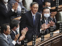 Jošihide Suga ako nový premiér Japonska