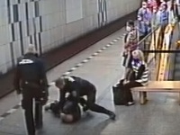 Cestujúci v pražskom metre nemal rúško, skončil v putách Cestujúci v pražskom metre nemal rúško, skončil v putách