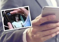 Thajský poslanec si uprostred rokovania prezeral na mobile nemravnosti! Thajský poslanec si uprostred rokovania prezeral na mobile nemravnosti!