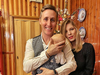 Matej Sajfa Cifra a Veronika Cifrová Ostrihoňová s dcérou Sárou Matej Sajfa Cifra a Veronika Cifrová Ostrihoňová s dcérou Sárou