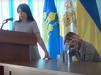Žena sa na tlačovej besede k prípadu rozplakala. Žena sa na tlačovej besede k prípadu rozplakala.
