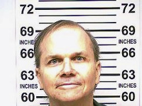 Na archívnej snímke z 31. januára 2018 Mark David Chapman, vrah speváka a hudobníka Johna Lennona Na archívnej snímke z 31. januára 2018 Mark David Chapman, vrah speváka a hudobníka Johna Lennona