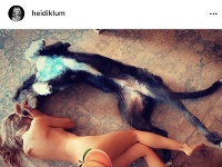 Heidi Klum sa na internet opäť vycapila celkom nahá. 