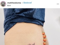 Spevák Matthew Koma si dal meno svojej ženy vytetovať na zadok. 