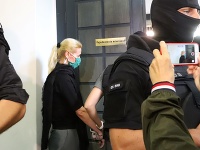 Na snímke obvinenú bývalú štátnu tajomníčku ministerstva spravodlivosti SR za Smer-SD Moniku Jankovskú odvádzajú zo Špecializovaného trestného súdu v Banskej Bystrici, ktorý má rozhodnúť o predĺžení väzby. Na snímke obvinenú bývalú štátnu tajomníčku ministerstva spravodlivosti SR za Smer-SD Moniku Jankovskú odvádzajú zo Špecializovaného trestného súdu v Banskej Bystrici, ktorý má rozhodnúť o predĺžení väzby.