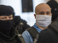 Zoltán Andruskó prišiel na pojednávanie prvýkrát bez kukly. Zoltán Andruskó prišiel na pojednávanie prvýkrát bez kukly.