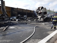 Kamióny aj osobné auto začali po nehode na D1 horieť Kamióny aj osobné auto začali po nehode na D1 horieť