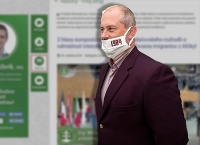 Marian Kotleba aj na súde v prípade jeho šekov odmietal, že by mala ĽSNS s webom čokoľvek spoločné. Marian Kotleba aj na súde v prípade jeho šekov odmietal, že by mala ĽSNS s webom čokoľvek spoločné.