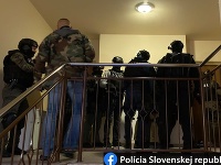 Policajti vykonávajú domové prehliadky Policajti vykonávajú domové prehliadky