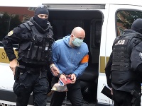 Na snímke eskorta privádza člena seredského drogového gangu 