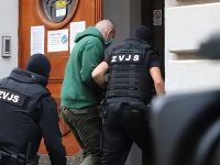 Na snímke eskorta privádza Slavomíra W. na Špecializovaný trestný súd v Banskej Bystrici. Na snímke eskorta privádza Slavomíra W. na Špecializovaný trestný súd v Banskej Bystrici.