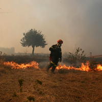 Hasiči a dobrovoľníci bojujú s ohňom