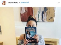 Ally Brooke so svojou knihou, v ktorej hovorí aj o svojom pannenstve. 