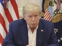 Strih na videu pôsobí, akoby mal Donald Trump štikútku. Strih na videu pôsobí, akoby mal Donald Trump štikútku.