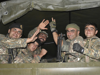 Arménski vojaci mávajú fotografom, počas toho, ako sedia v nákladnom aute počas bojov s azerbajdžanskými jednotkami v samozvanej republike Náhorný Karabach.