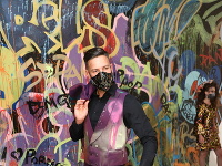 Michal Ego Straka mal na sebe oblek, ktorý pri farebnej stene pôsobil ako maskáč.