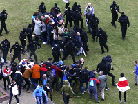 Na nedeľných protestných zhromaždeniach v Bielorusku bolo zadržaných viac ako 580 demonštrantov.