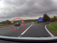 Tmavý land rover v protismere na diaľnici D7 Tmavý land rover v protismere na diaľnici D7