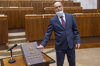 Miroslav Urban z ĽSNS v parlamente počas skladania sľubu.