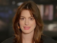 Anne Hathaway je veľmi pekná žena. 