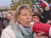 Učiteľka sa chopila slova počas protestu v Bratislave. Učiteľka sa chopila slova počas protestu v Bratislave.