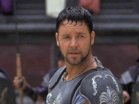 Russell Crowe vo filme Gladiátor. Russell Crowe vo filme Gladiátor.