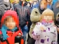 Polícia okamžite rozbehla pátranie po identite detí aj ich rodičov. Polícia okamžite rozbehla pátranie po identite detí aj ich rodičov.