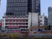 Budova sa presúvala na robotických nohách. Budova sa presúvala na robotických nohách.