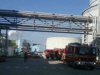 Hasiči zasahujú pri úniku kyseliny chlorovodíkovej. Hasiči zasahujú pri úniku kyseliny chlorovodíkovej.