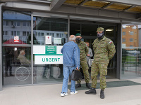 Na snímke triedenie akútnych pacientov v areáli fakultnej nemocnice v Nitre Na snímke triedenie akútnych pacientov v areáli fakultnej nemocnice v Nitre