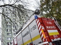Príslušníci Hasičského záchranného zboru zasahujú pri požiari výťahovej šachty v bratislavskej Petržalke