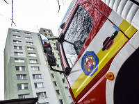 Príslušníci Hasičského záchranného zboru zasahujú pri požiari výťahovej šachty v bratislavskej Petržalke Príslušníci Hasičského záchranného zboru zasahujú pri požiari výťahovej šachty v bratislavskej Petržalke