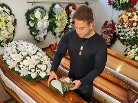 Tomáš Stríž občas vypomáha v rodinnej firme - pohrebníctve.