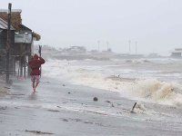 Supertajfún Goni zasiahol východné pobrežie Filipín a vyžiadal si evakuáciu