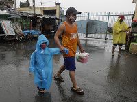 Supertajfún Goni zasiahol východné pobrežie Filipín a vyžiadal si evakuáciu