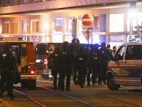 Na videosnímke policajti zasahujú na mieste po streľbe neďaleko synagógy 2. novembra 2020 vo Viedni. 