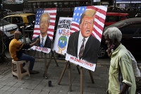 Indický učiteľ umenia maľuje obrazy s podobizňou amerického prezidenta Donalda Trumpa a jeho demokratického prezidentského protikandidáta Joea Bidena
