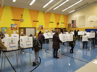 Na snímke voliči hlasujú vo volebnej miestnosti počas prezidentských volieb v Lansingu v americkom štáte Michgan 3. novembra 2020. 