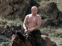 Putin sa rád prezentuje ako silný muž.