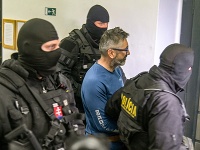 Policajti eskortujú obvineného Ľubomíra Kudličku do pojednávacej miestnostni Policajti eskortujú obvineného Ľubomíra Kudličku do pojednávacej miestnostni